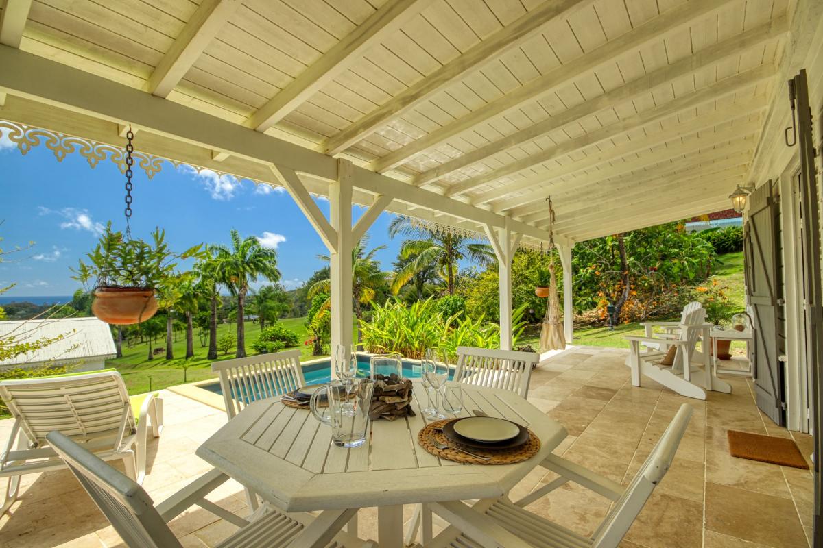 Location Bungalow luxe Martinique - Repas devant la piscine
